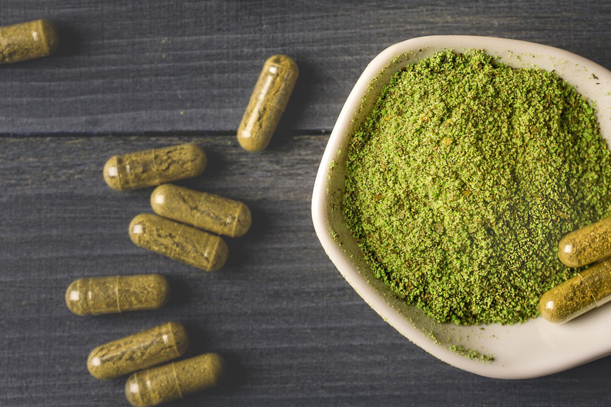 What are the potential benefits of using kratom capsules for energy and focus?